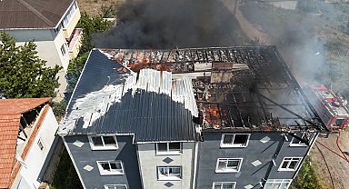 3 katlı binanın çatı katı yandı