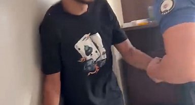 33 yıl hapisle aranan firari hükümlü, evdeki rafın arkasında saklanırken yakalandı; operasyon kamerada