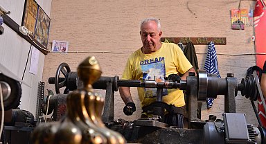 'Devlet sanatçısı' ünvanlı alem ustası, ata mesleğini 55 yıldır sürdürüyor