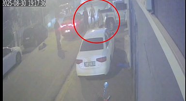 'Dur' ihtarına uymayan sürücünün kullandığı kamyonet, park halindeki araçlar ile binanın kapısına çarptı