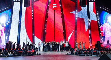 'Rüya Gibi Bir Gece'de Cem Adrian, Gökhan Türkmen, Hande Yener gibi birçok ünlü sanatçı sahne aldı