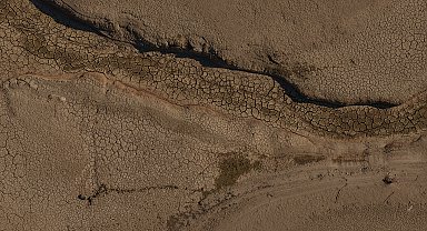 'Su şehri' Bursa'nın 35 günlük suyu kaldı; kuruyan Nilüfer Barajı dronla görüntülendi