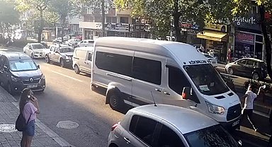 'Yol vermeme tartışması'nda minibüse nacak ile saldırdı; o anlar kamerada