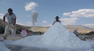 40 derece sıcakta asırlık geleneklerle tuz üretimi