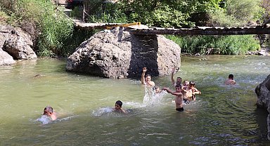 40 dereceye yaklaşan sıcakta çayda serinliyorlar