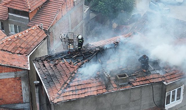 5 katlı binanın çatı katında çıkan yangın söndürüldü
