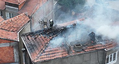 5 katlı binanın çatı katında çıkan yangın söndürüldü