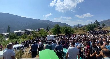 5 kişinin öldüğü kazada otomobil sürücüsü ile 4 yaşındaki Defne'nin cenazeleri teslim alındı