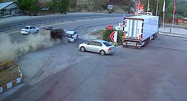 6 kişinin yaralandığı kaza kamerada