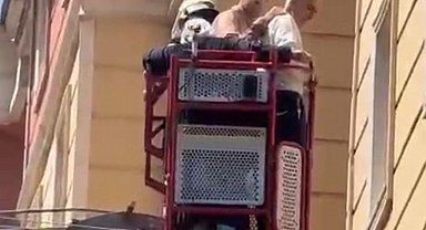 7 katlı binadaki yangında mahsur kalan 5 kiş itfaiye merdiveniyle kurtarıldı