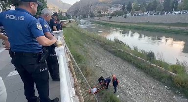 8 metreden nehir kıyısına düşüp yaralandı