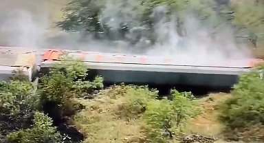 ABD'de 35 vagonlu bir tren raydan çıkıp devrildi