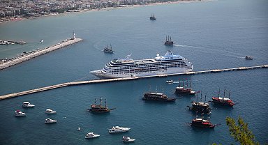 ABD'li turistler, kruvaziyerle Alanya'ya geldi