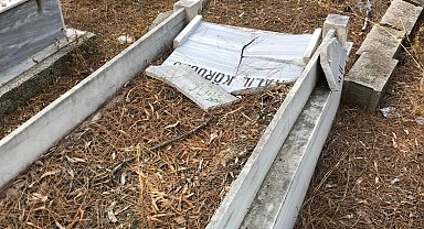 Adana'da 20 mezar taşı kırıldı