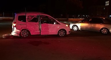 Adana'da hafif ticari araç ile otomobil çarpıştı; 2 yaralı