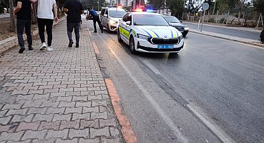 Adana'da refüje ve aydınlatma direğine çarpan motosikletin sürücüsü öldü