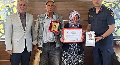 Afyonkarahisarlı çift, tüm mal varlıkları olan evi jandarmaya bağışladı