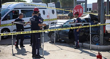 Ağaca çarpan otomobilde sıkışan sürücü yaşamını yitirdi