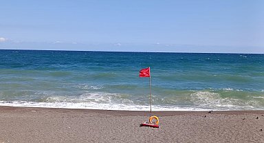Akçakoca'da olumsuz hava şartları nedeniyle denize girmek yasaklandı