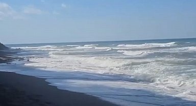 Akçakoca'da yasağa rağmen denize giren kadın, boğulma tehlikesi geçirdi