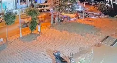 Alkollü sürücünün kullandığı hafif ticari araç, park halindeki otomobillere çarptı