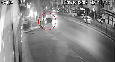 Alkollü ve ehliyetsiz sürücü otomobiliyle ağaca ve iş yerine çarptı