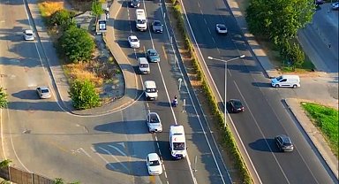 Ambulans sireni duyuldu, sürücüler fermuar sistemiyle yol açtı