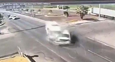 Ambulansla otomobilin çarpıştığı ölümlü kaza kamerada