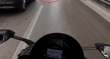 Aniden önüne kıran otomobile çarpan motosikletin sürücüsü yere düştü; kaza kask kamerasında