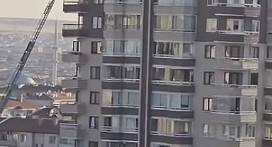 Ankara'da 12 katlı binadaki çatı yangını korkuttu