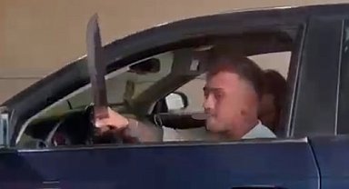 Ankara'da trafik tartışmasında camdan kılıç savurdu; o anlar kamerada