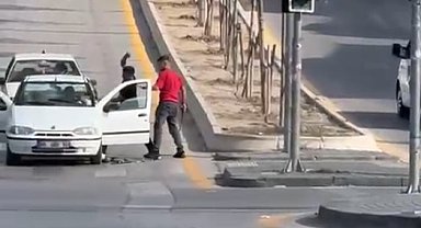 Ankara'da trafikte önünü kestikleri sürücüye bıçak ve kılıçlı saldırı kamerada