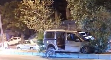 Anne ve babasını darbedip, polisten kaçarken otomobil sürücüsünü rehin aldı