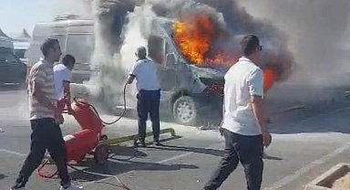 Antalya Havalimanı'nda park halindeki minibüs yandı