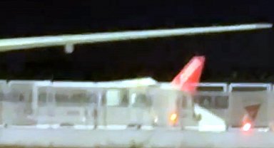 Antalya'dan kalkan uçak, iniş takımlarındaki sorun nedeniyle geri döndü