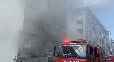 Aparmanda çıkan yangında mahsur kalan 2 kişiyi itfaiye kurtardı