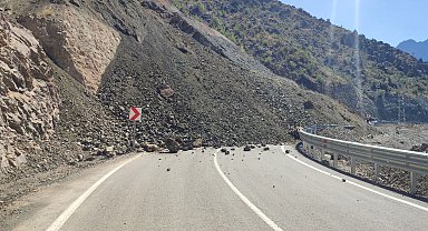 Artvin'de heyelan anı kamerada