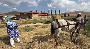 Asırlık tarım aletleriyle hasat