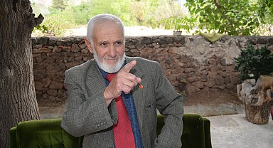 Atatürk'e benzeyen sesi ile tanınan emekli postacı, Onuncu Yıl Nutku'nu okuyup, Zafer Bayramı'nı kutladı