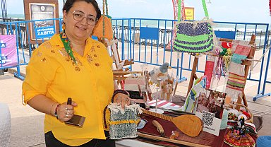 Atık kumaşlardan çanta ve kilim üretiyor