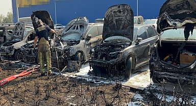 AVM'nin otoparkında çıkan yangında 8 araç zarar gördü