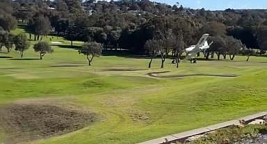 Avustralya'da hafif uçak golf sahasına indi: 2 yaralı