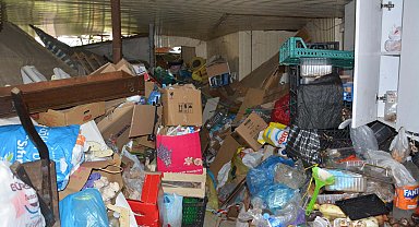 Aydın'da daha önce de 9 kez temizlenen evden 7 traktör römorku çöp çıktı