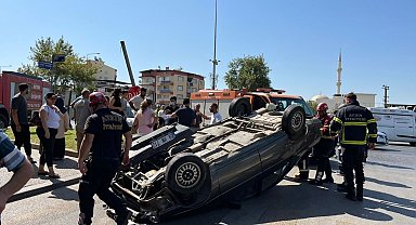 Aydın'da otomobilin devrildiği kaza kamerada: 2 yaralı