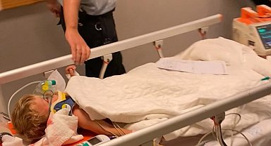 Babasının kullandığı traktörün altında kalan Batu, ağır yaralandı