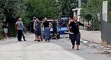 Bahçeye kaçan topu aldı; komşusunun akrabaları tarafından darbedildi