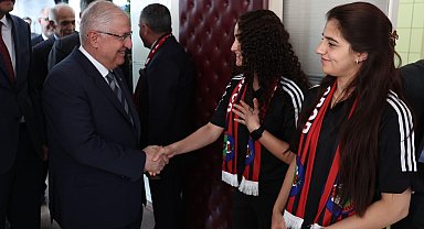 Bakan Güler, Yüksekova Kadın Futbol Takımı ile bir araya geldi