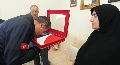 Bakan Yerlikaya, şehit ailesine Cumhurbaşkanı Erdoğan'ın mektubunu okudu