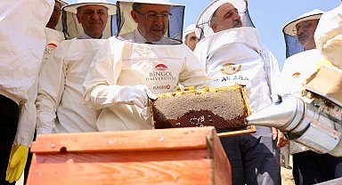 Bakan Yumaklı, Bingöl'de ilk bal sağımını gerçekleştirdi