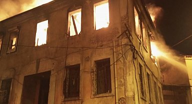 Balıkesir'de 2 katlı tarihi bina yandı